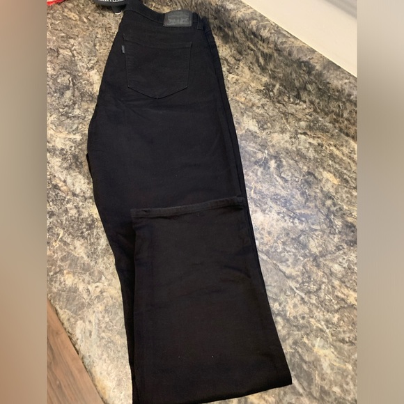 Levi’s Women’s 724 Straight-Leg Jeans - Picture 6 of 9